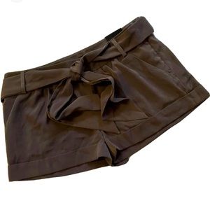 Express tie waits dark olive green shorts sz 6